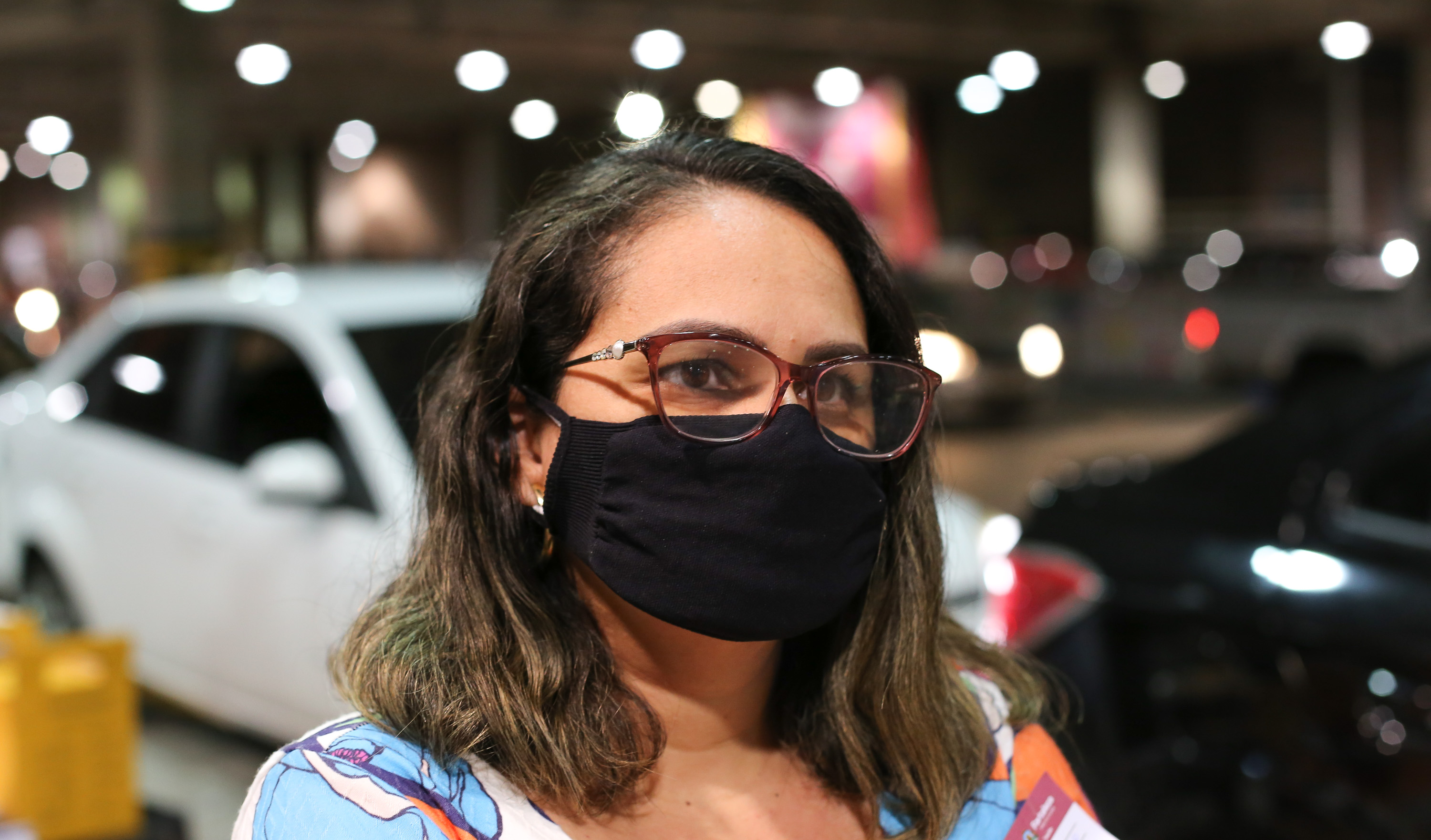 mulher posa para a foto de máscara